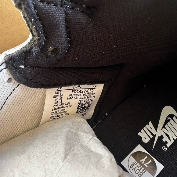 Jordan 1 Retro High OG
White Cement (GS) Kids Size 7 - Picture 4 of 7